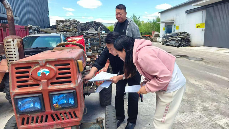 阿旗农牧局工作人员正在对报废农机具进行核实1.png