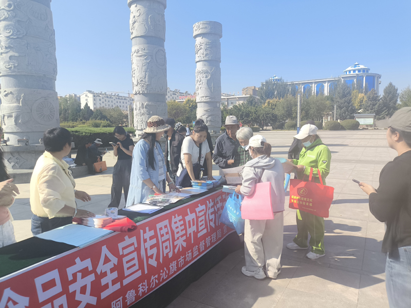 工作人员向过往群众宣传讲解涉农涉牧法律法规1.jpg
